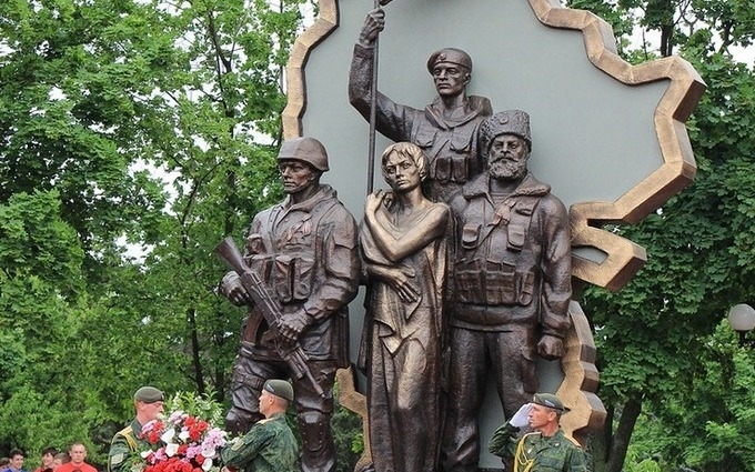Главари "ЛНР" в оккупированном Луганске открыли памятник "защитникам" Родины, которую так никто и не признал