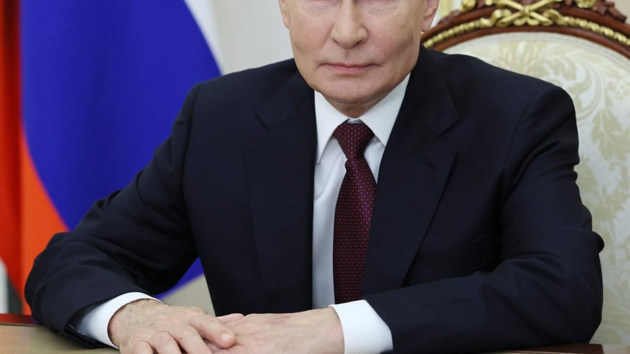 На фото левой руки Путина заметили след от неудачной инъекции