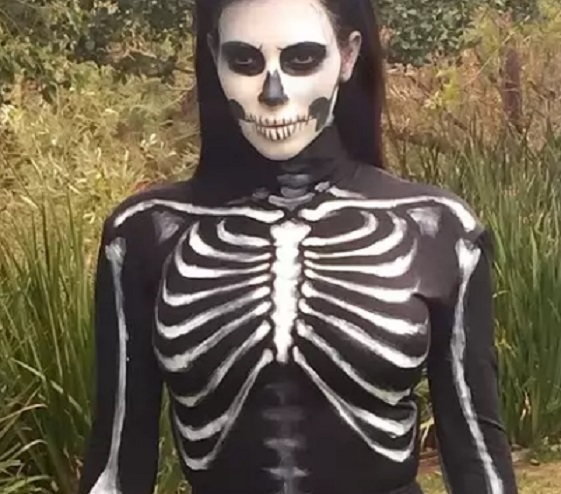 Ким Кардашьян продемонстрировала свой костюм на Хэллоуин