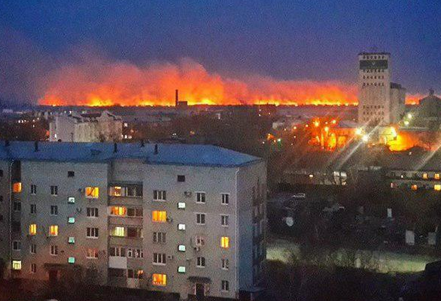 Россия в огне: уже полыхает берег Зеи в Благовещенске