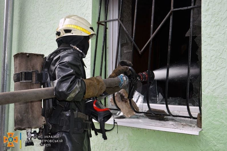 Взрыв в доме Днепра: взрывная волна и пожар разрушили квартиру, 2 погибших