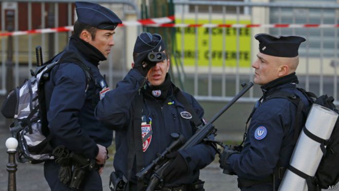 ​Во Франции полицейские будут усиленно охранять все еврейские школы страны