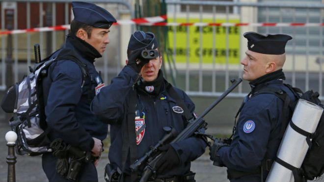 ​Во Франции полицейские будут усиленно охранять все еврейские школы страны