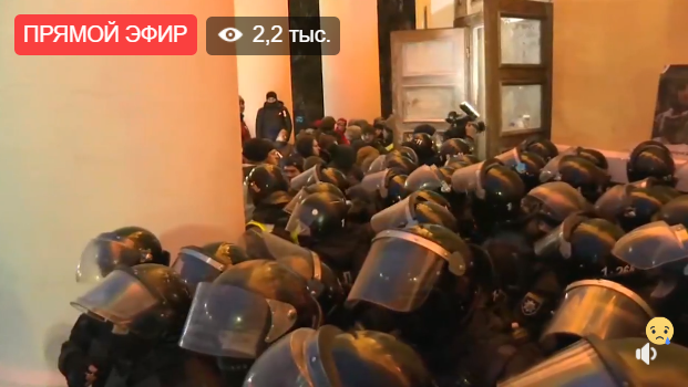 Митингующие выломали входные двери в Октябрьском дворце на Майдане: завязалась драка с полицией - прямая видеотрансляция