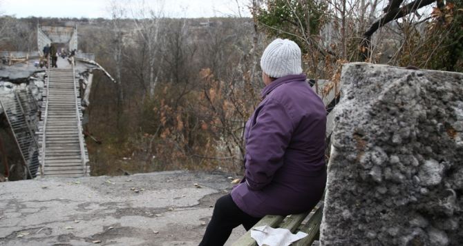 Единственный в зоне АТО на Луганщине КПВВ "Станица Луганская" из-за моста прекратил свою работу, - кадры и подробности  