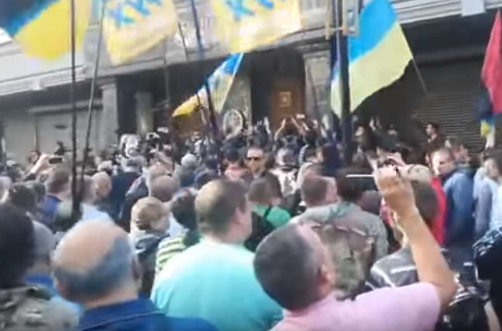 В Киеве активисты атакуют здание Генпрокуратуры – подробности и кадры