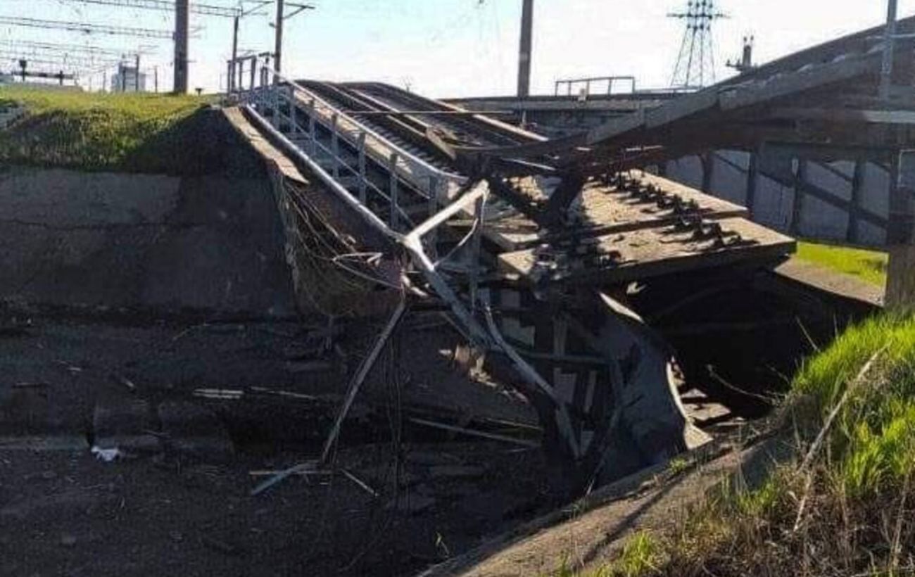 Между Мелитополем и Токмаком взорван мост, по которому россияне перегоняли военную технику