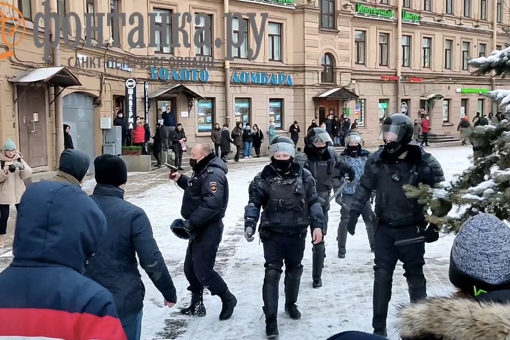 "Побоище" в Петербурге: напуганный полицейский из-за шапки угрожал протестующим пистолетом, видео
