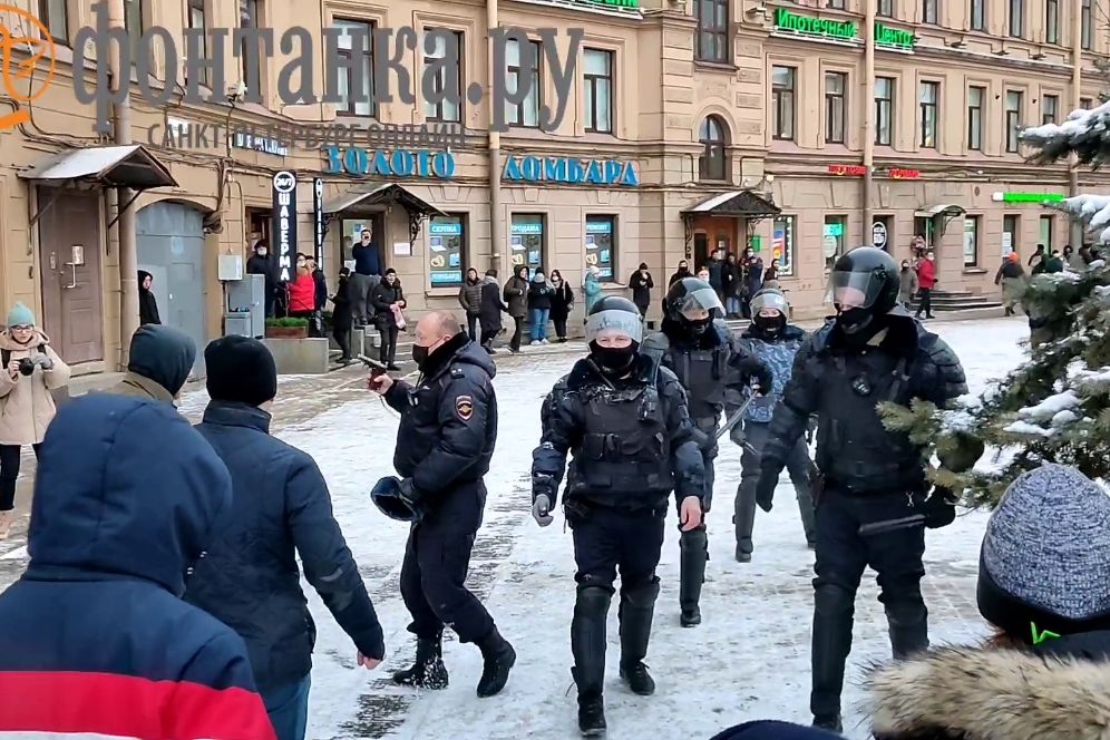 "Побоище" в Петербурге: напуганный полицейский из-за шапки угрожал протестующим пистолетом, видео