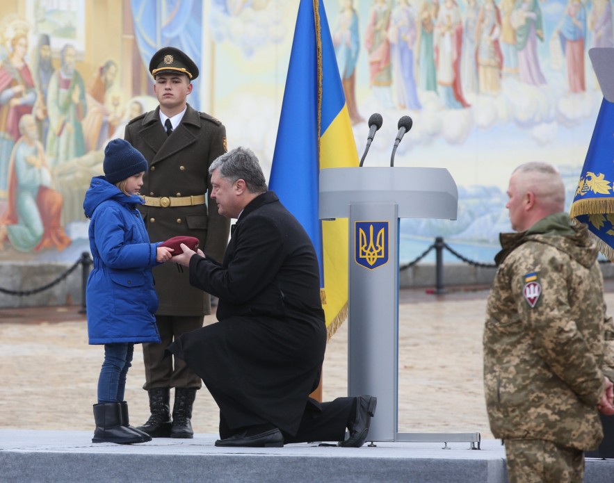 "Это цвет крови военных, пролитой в боях за Украину", - Порошенко объяснил, почему украинские десантники сменили "голубые береты". Мощная речь президента "всполошит" Кремль - кадры