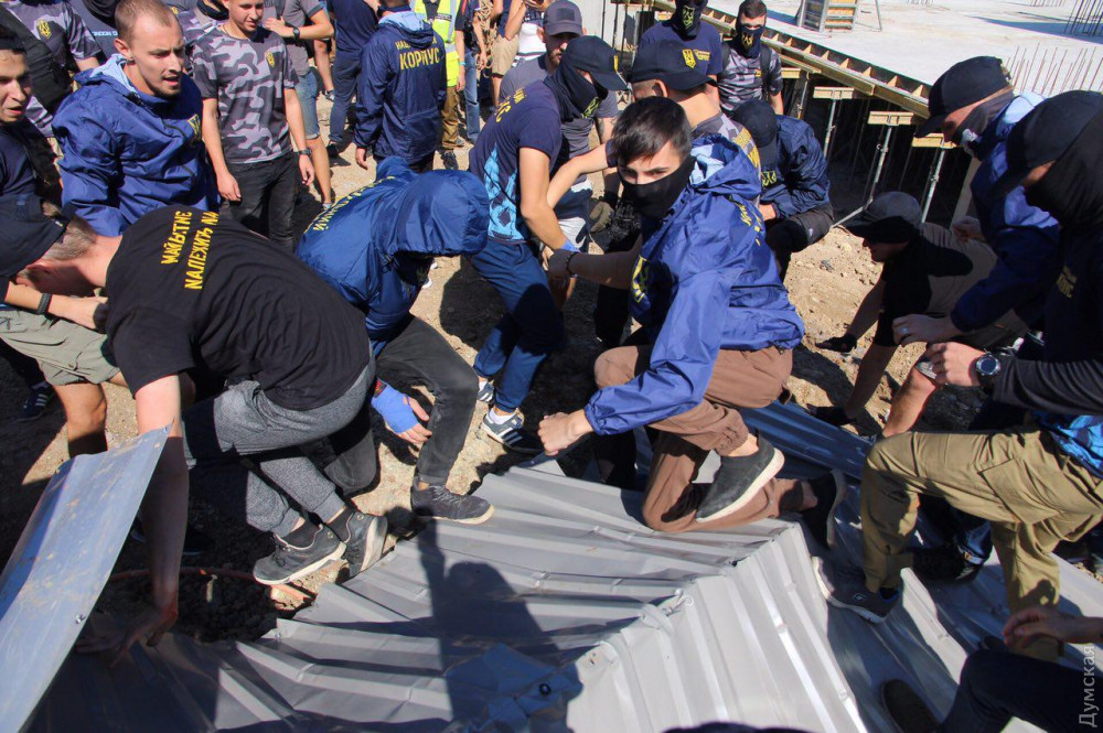 Беспорядки в Одессе: активисты вступили в конфликт с титушками и снесли забор стройплощадки на побережье – кадры
