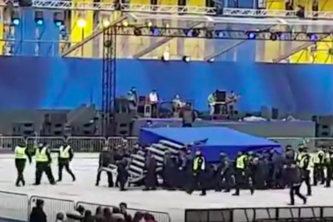 ​Полиция разгромила сцену Порошенко на "Олимпийском" - громкие подробности и кадры