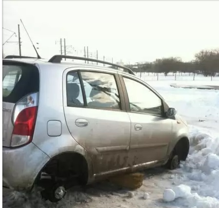 Десятки автомобилей, попавших в снежные заносы на трассе Одесса-Ильичевск, подверглись ограблению