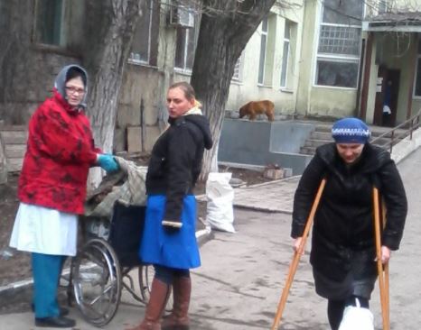 Мусор на коляске возят, а бабушка идет на костылях: блогер из оккупированного Донецка показал всю суть оккупации ОРДО в одном фото - кадры