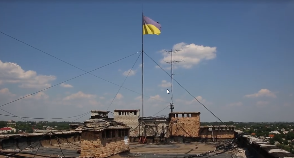 Жители многоэтажки в Покровске Донецкой области требуют убрать с крыши дома флаг Украины – им "мешает" - кадры