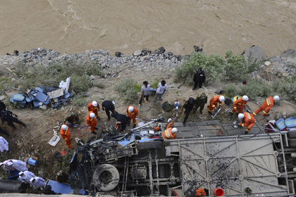 В Тибете в пропасть сорвался туристический автобус - 44 человека погибли