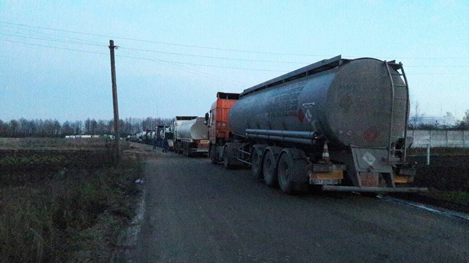 Семенченко анонсировал старт "сезона охоты" на бизнес Медведчука: активисты начали блокаду торговли бензином из РФ - кадры