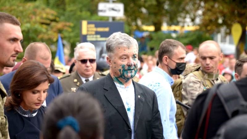 Порошенко облили зеленкой на Марше защитников в Киеве: кадры первых минут после нападения