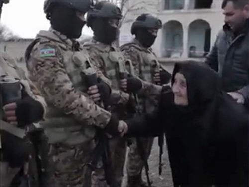Азербайджанка вернулась в родной Агдам через 30 лет: она целует родную землю и жмет руки освободителям