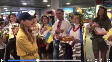 Невероятно патриотичный поступок певицы Тины Кароль в аэропорту в Латвии стал хитом Интернета – опубликованы кадры