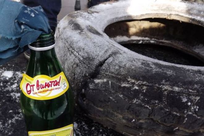 Привет от Майдана: В Петербурге возле памятника Тарасу Шевченко найдены шины и зажигательная смесь