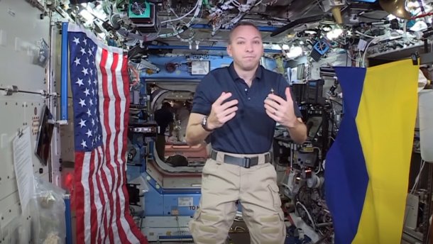Астронавт NASA взял с собой в космос огромный сине-желтый флаг и признался в любви Украине: в Сети появились сенсационные видеокадры  