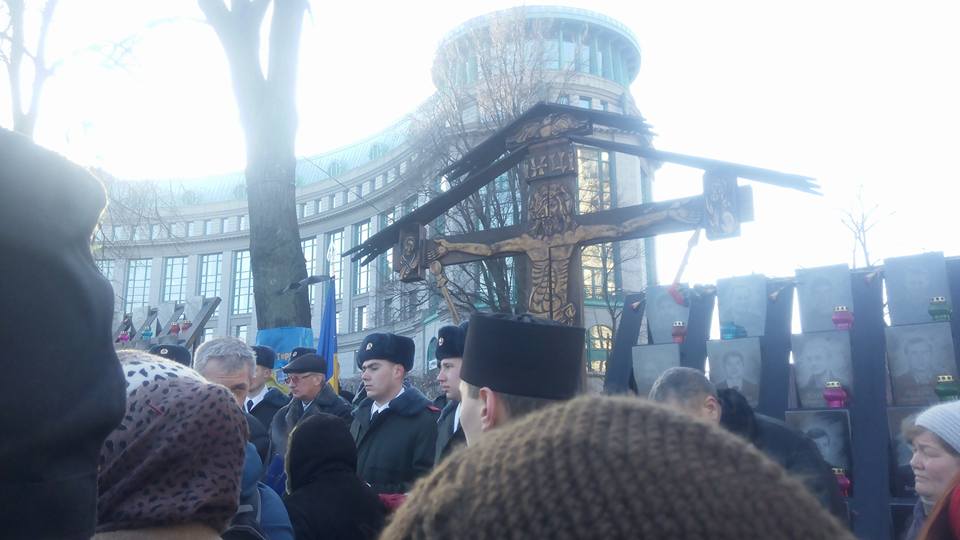 Трогательное видео прощания Киева с луганским бойцом АТО "Козаком" потрясло Украину: люди встают на колени и не могут сдержать слез