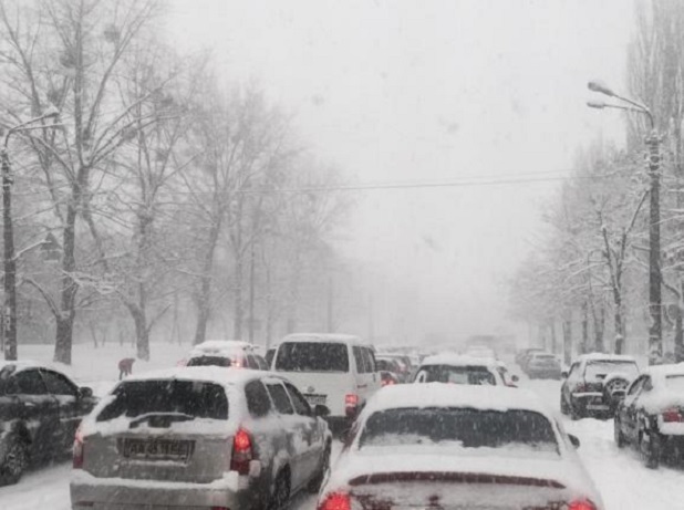 Киев завалило снегом: на дорогах столицы зафиксированы более 30 ДТП