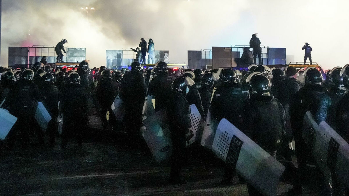 В Нур-Султан стягивается военная техника: возле Дома министерств замечены БТРы