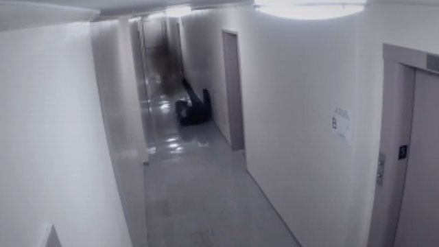Призрак открыто напал на мужчину, пытаясь тащить его за ногу по коридору