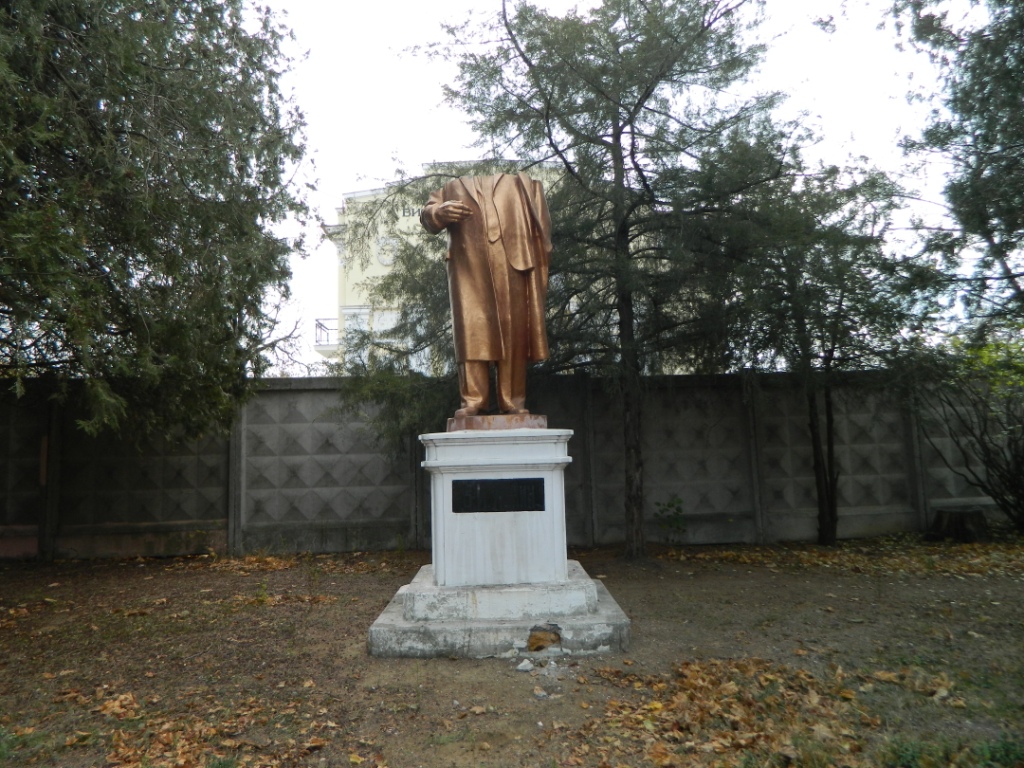 В Украине националисты продолжают уничтожать памятники советским лидерам