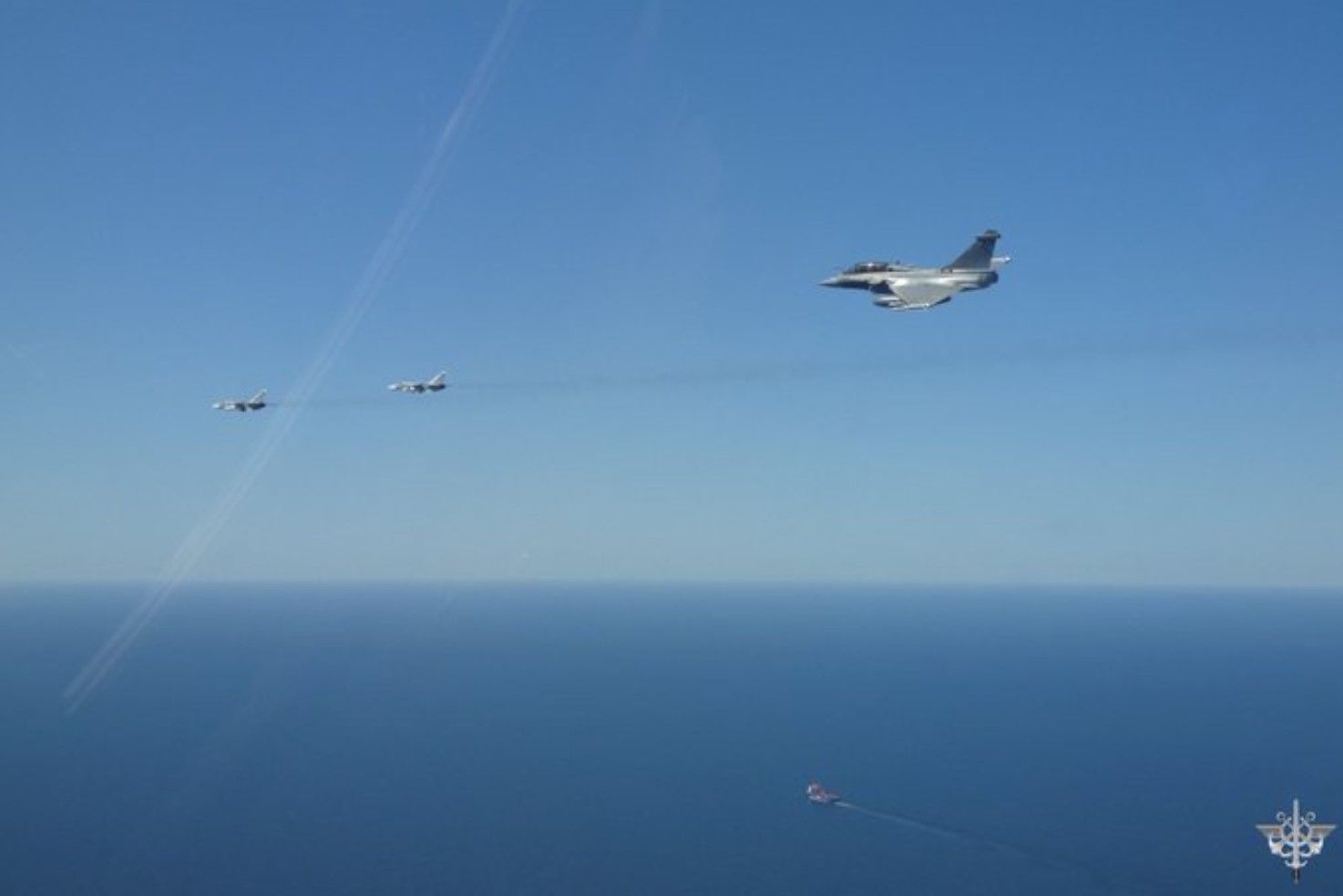 Российские Су-24М нарвались на немедленный отпор французских истребителей Rafale над Балтикой