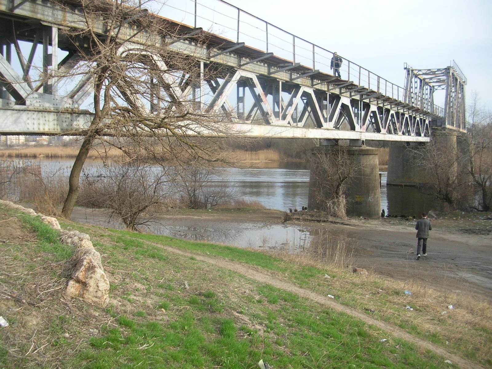 Опубліковані кадри точного удару ЗСУ по Антонівському залізничному мосту