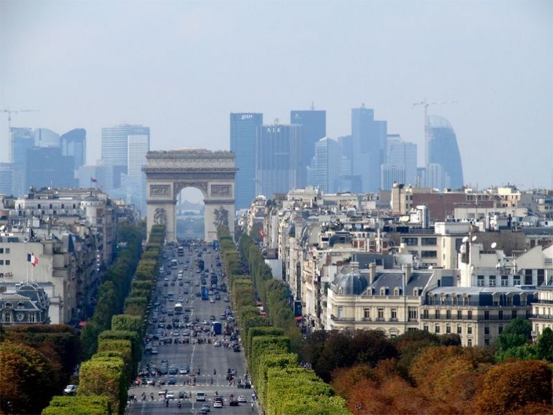 Взрыв неизвестного происхождения всколыхнул "сердце" Парижа - СМИ