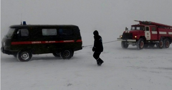 Одесская область терпит ужасное погодное бедствие: в снежных заносах на трассах стоят сотни автомобилей с замерзшими и перепуганными людьми