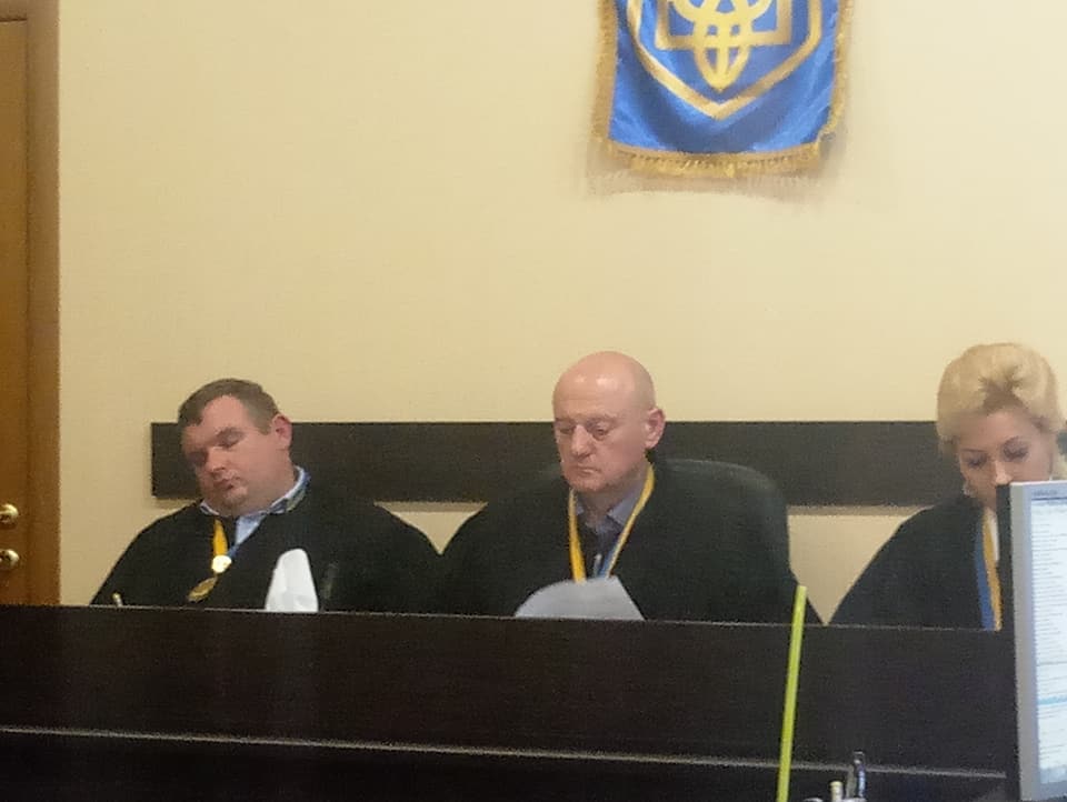 Он устал: в Одессе судья заснул прямо во время важного процесса о фальсификации на выборах – кадры