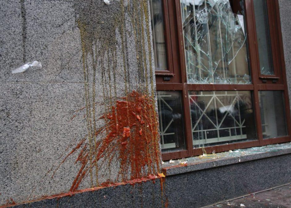 В Киеве националисты разбили стекла в Россотрудничестве, "Сбербанке" и "Альфа-банке" - кадры