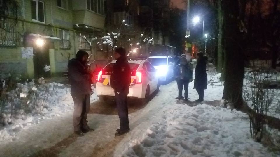 Повалили на снег, закрыли рот рукой: пьяный полицейский в Киеве напал с ножом на 12-летнюю девочку