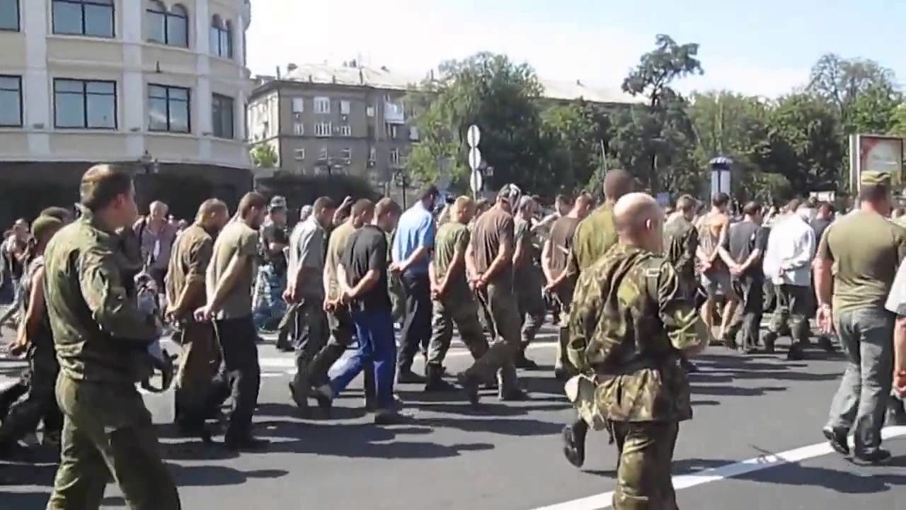 ​"Парад военнопленных" в Мариуполе: оккупанты уже нашли подставных "пленных" ВСУ