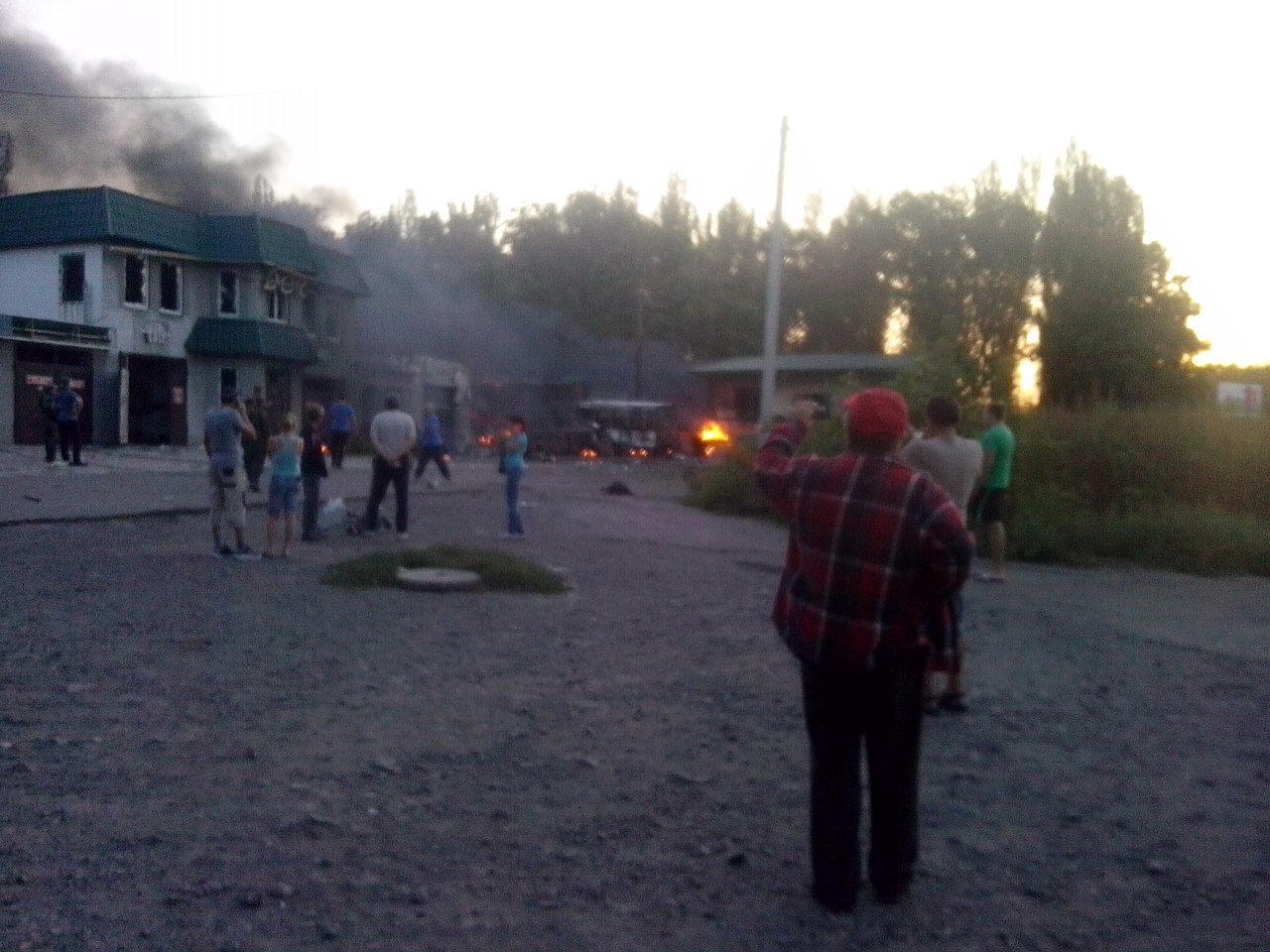 В Куйбышевском районе Донецка начался пожар - снаряд попал в ряд объектов и жилой дом