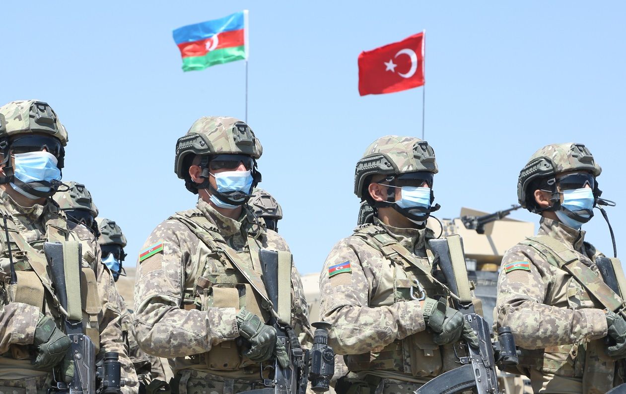 Войска Турции и Азербайджана "поиграли мышцами" в отвоеванном у Армении районе 
