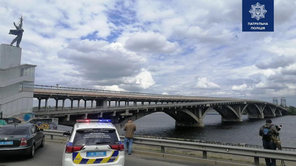 Минирование моста в Киеве: очевидцы рассказали о мужчине с проводами и пакетом, кадры