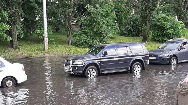 Киев залил мощный ливень: на улицах столицы начался "погодный кошмар" - кадры