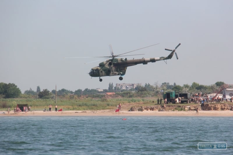 Морской десант: в Одессе пограничники без парашютов "штурмовали" море (кадры)
