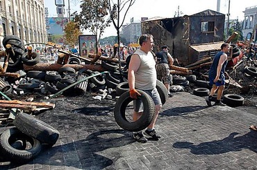 Сцена на Майдане демонтирована коммунальщиками 