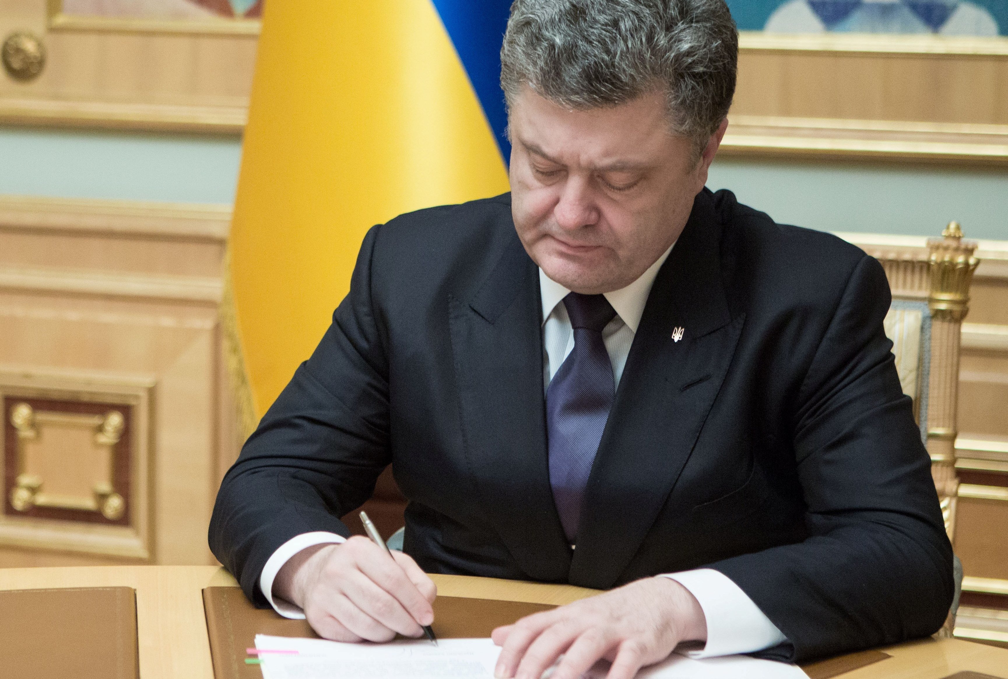 Жесткий ответ на преступления России: Порошенко подписал указ о новых санкциях против агрессора