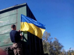 Орки, привет от Украины! Валите из Луганска в свою недороссию: на луганский жд/вокзал приехал состав с украинским флагом (кадры)