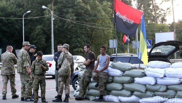  Напряжение в Крыму: "Правый сектор" поставил на место прорывающегося через блокаду дончанина-водителя