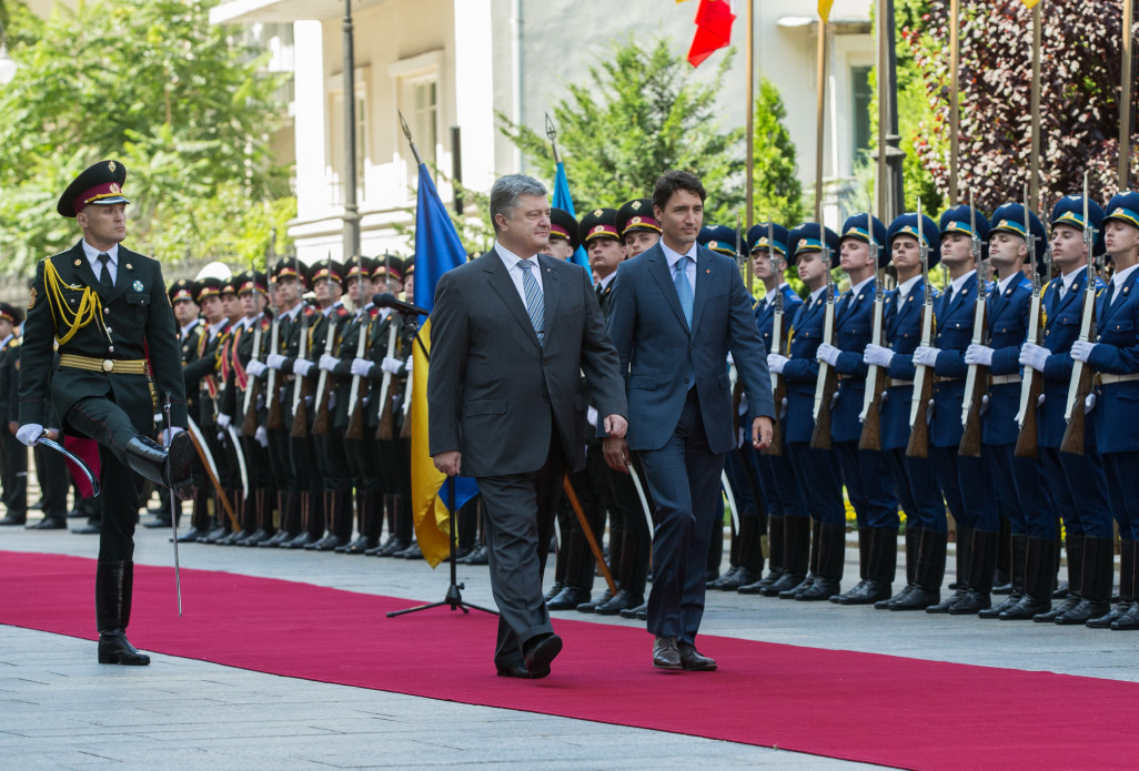 Петр Порошенко возле здания Администрации президента встретил премьер-министра Канады Джастина Трюдо
