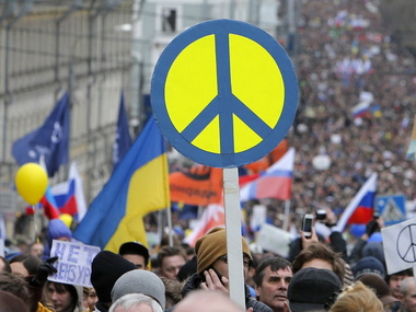 "Марш мира" в Москве: В активистов полетели фальшивые доллары, полиция борется с провокациями